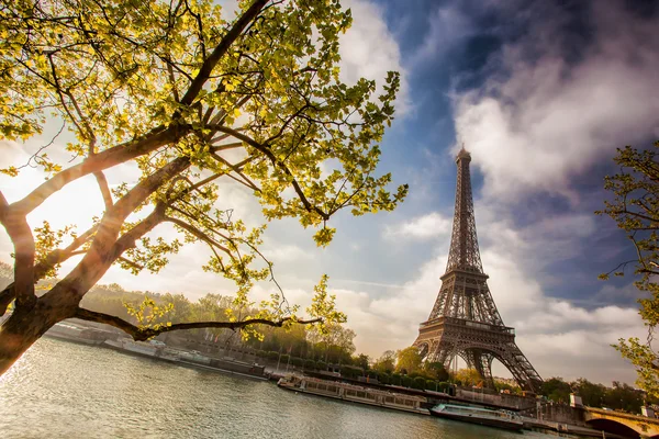 Torre Eiffel durante la primavera en París, Francia — Foto de Stock