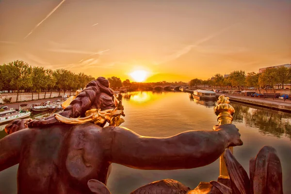 Puente de Alejandro III en París contra el atardecer en Francia —  Fotos de Stock