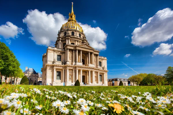 Paris, Les Invalides in spring time, famoso marco, França — Fotografia de Stock