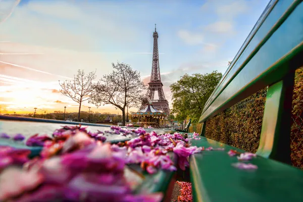 Eiffel-torony alatt tavasszal, Paris, Franciaország Stock Fotó