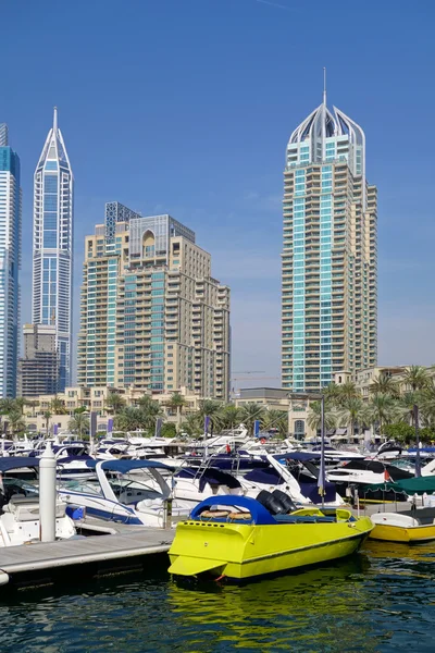 Dubai Marina con barco contra rascacielos en Dubai, Emiratos Árabes Unidos —  Fotos de Stock