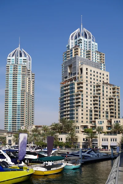 Dubajský přístav s lodí proti mrakodrapy v Dubaji, Spojené arabské emiráty — Stock fotografie