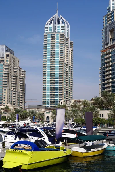 Dubai Marina con barco contra rascacielos en Dubai, Emiratos Árabes Unidos —  Fotos de Stock