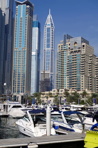 Dubai Yat Limanı ile tekne karşı gökdelen içinde dubai, Birleşik Arap Emirlikleri — Stok fotoğraf