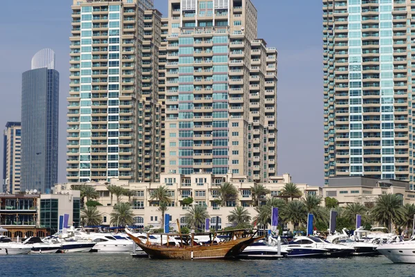 Dubai Marina com barco contra arranha-céus em Dubai, Emirados Árabes Unidos — Fotografia de Stock