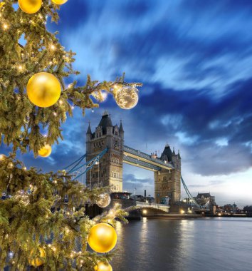 Londra, İngiltere ve İngiltere 'de Noel ağacı olan Tower Bridge.