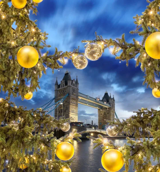 Tower Bridge Con Árbol Navidad Londres Inglaterra Reino Unido — Foto de Stock