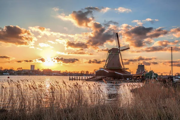 Традиционные Голландские Ветряные Мельницы Против Яркого Заката Zaanse Schans Амстердам — стоковое фото