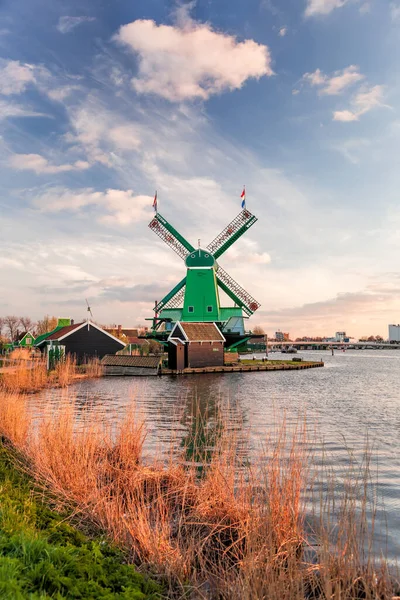 Традиционные Голландские Ветряные Мельницы Против Яркого Заката Zaanse Schans Амстердам — стоковое фото