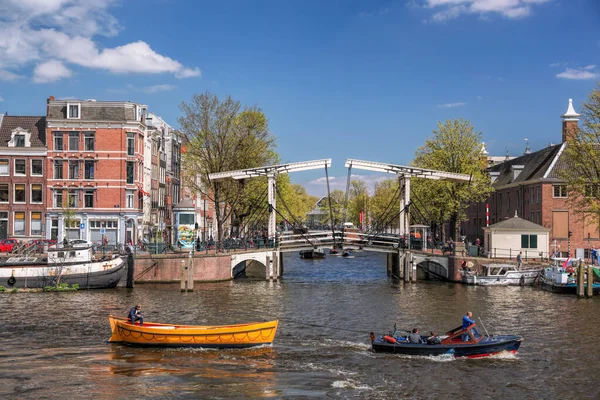 Amsterdam Čluny Proti Mostu Přes Kanál Nizozemsku — Stock fotografie