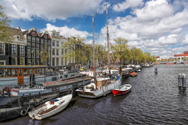Amsterdam Città Con Barche Turistiche Sul Canale Durante Primavera Nei — Foto Stock