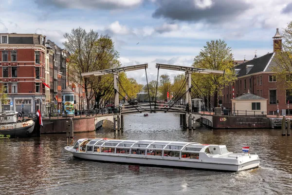 Amsterdam Stad Met Toeristenboten Kanaal Tegen Oude Brug Tijdens Lente — Stockfoto