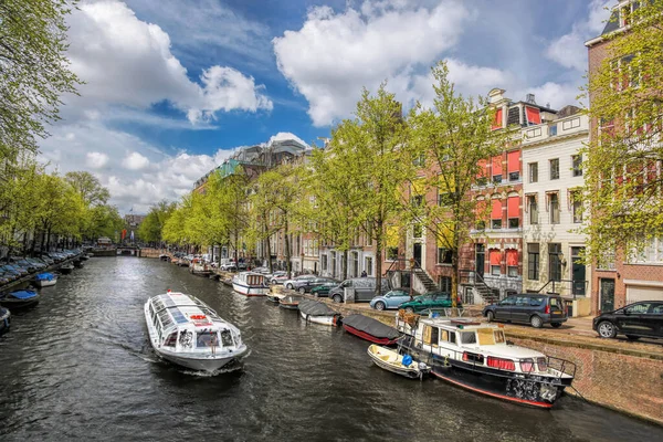 Amsterdam Stad Med Turistbåtar Kanalen Våren Nederländerna — Stockfoto