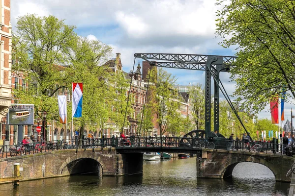 Amsterdam Město Starým Mostem Přes Kanál Během Jara Nizozemsku — Stock fotografie