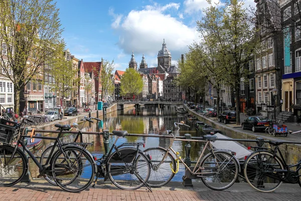 Amsterdam Stadt Mit Fahrrädern Auf Brücke Gegen Alte Kathedrale Frühling — Stockfoto