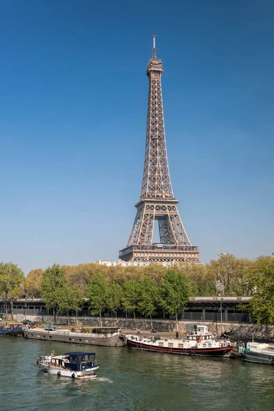 París Con Torre Eiffel Contra Los Barcos Durante Primavera Francia —  Fotos de Stock