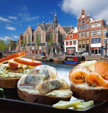 Hollanda kanalında turnuva teknesine karşı balık tabağı (salomon ve morina sandviçi) olan Amsterdam şehri