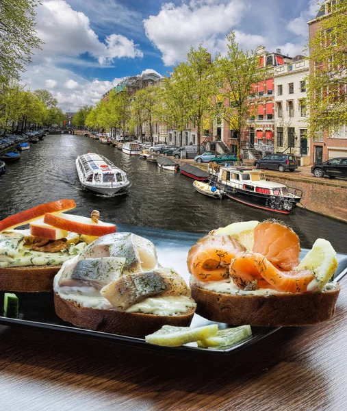 Amsterdam Stad Met Visplaat Salomon Kabeljauw Sandwiches Tegen Toerboot Kanaal — Stockfoto
