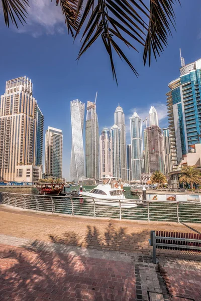 ドバイ アラブ首長国連邦の高層ビルに対するボートとドバイ マリーナ — ストック写真