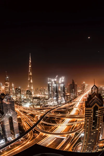Dubai şehrinin geceleri modern fütüristik mimarisi Birleşik Arap Emirlikleri