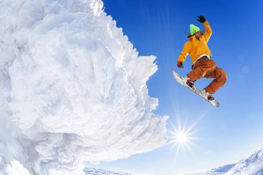 snowboard yüksek dağlarda mavi gökyüzü atlama