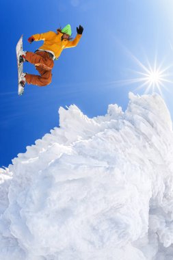 snowboard yüksek dağlarda mavi gökyüzü atlama