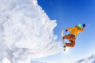 snowboard yüksek dağlarda mavi gökyüzü atlama