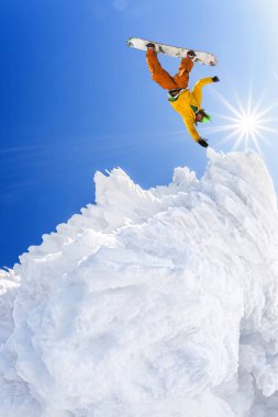 snowboard yüksek dağlarda mavi gökyüzü atlama