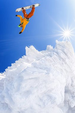 snowboard yüksek dağlarda mavi gökyüzü atlama