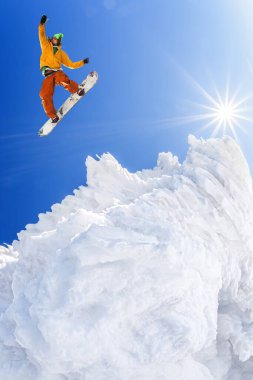snowboard yüksek dağlarda mavi gökyüzü atlama
