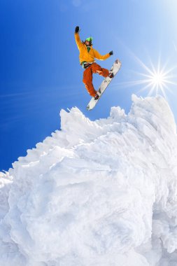 snowboard yüksek dağlarda mavi gökyüzü atlama