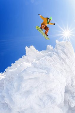 snowboard yüksek dağlarda mavi gökyüzü atlama
