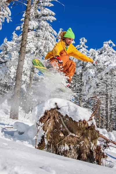 Snowboarder Άλμα Κατά Μπλε Ουρανό Ψηλά Βουνά — Φωτογραφία Αρχείου