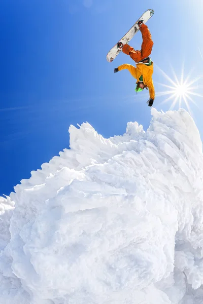 Snowboarder Saltando Contra Céu Azul Altas Montanhas — Fotografia de Stock