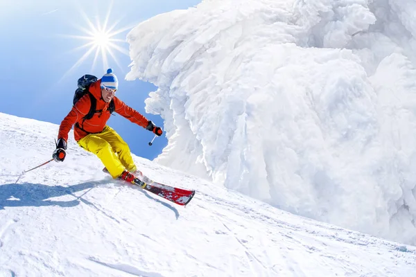 Skifahrer Fährt Hochgebirge Vor Blauem Himmel Abwärts — Stockfoto