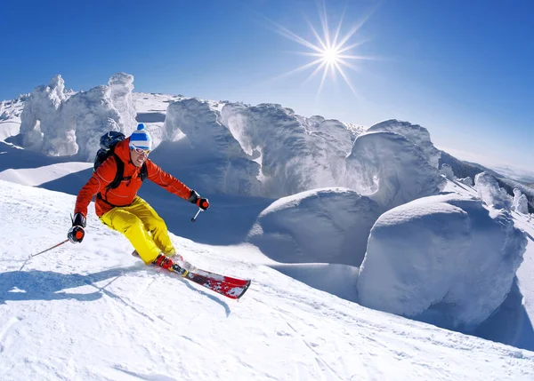 Skidåkare Skidåkning Slalom Höga Berg Mot Blå Himmel — Stockfoto