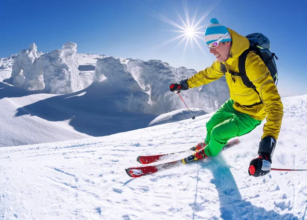 Skiër Skiën Afdaling Hoge Bergen Tegen Blauwe Hemel — Stockfoto