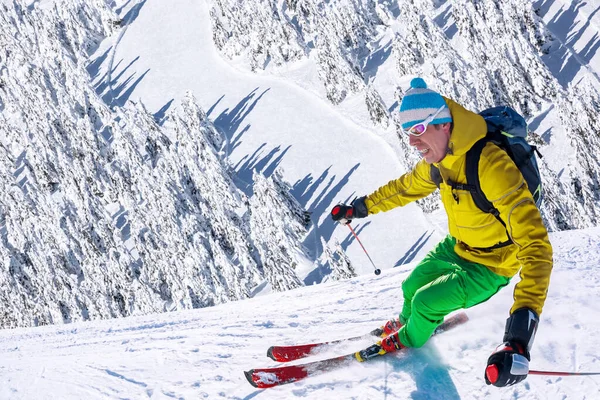 Skiër Skiën Afdaling Hoge Bergen Tegen Blauwe Hemel — Stockfoto