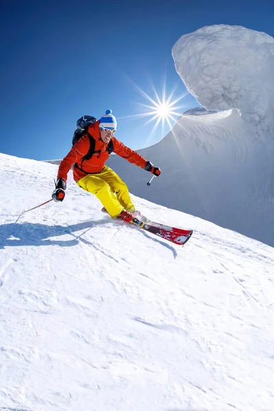 Esqui Esqui Downhill Altas Montanhas Contra Céu Azul — Fotografia de Stock
