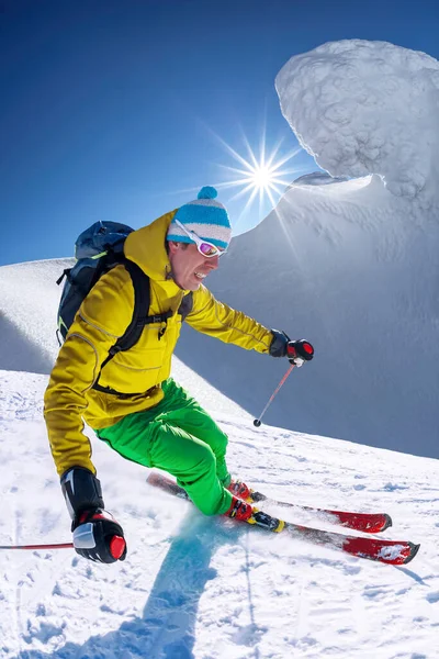 Skifahrer Fährt Hochgebirge Vor Blauem Himmel Abwärts — Stockfoto