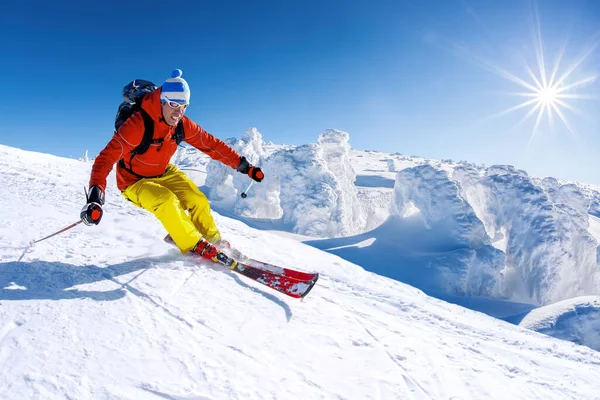 Skidåkare Skidåkning Slalom Höga Berg Mot Blå Himmel — Stockfoto