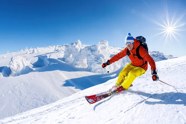 Skiër Skiën Afdaling Hoge Bergen Tegen Blauwe Hemel — Stockfoto