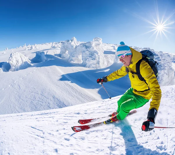 Skidåkare Skidåkning Slalom Höga Berg Mot Blå Himmel — Stockfoto