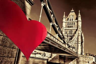 Londra, İngiltere 'de Sevgililer Günü' nde dev kalbe karşı Tower Köprüsü