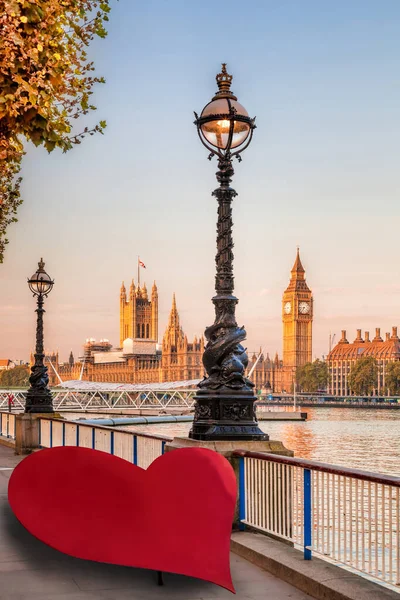 Big Ben Ngiltere Sevgililer Günü Nde Dev Kalbe Karşı — Stok fotoğraf