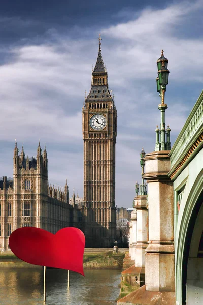 Big Ben Przeciwko Ogromnemu Sercu Podczas Szczęśliwych Walentynek Londynie Wielka — Zdjęcie stockowe