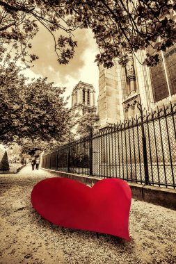 Notre Dame Katedrali kırmızı kalbe karşı, Sevgililer Günün kutlu olsun, Paris aşık, Fransa