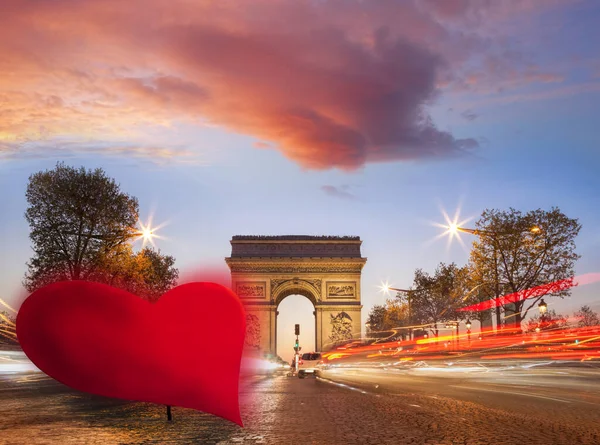 Łuk Triumfalny Przeciwko Czerwonemu Sercu Champs Elysees Street Szczęśliwych Walentynek — Zdjęcie stockowe