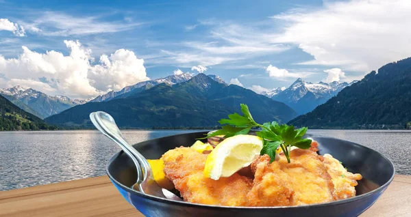 Cibo Tradizionale Austriaco Wiener Schnitzel Contro Zell See Villaggio Con — Foto Stock