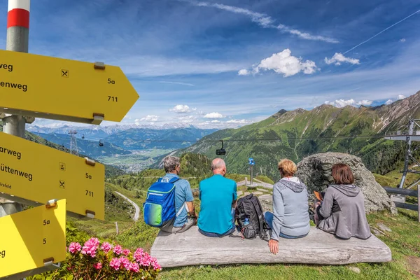 Los Turistas Están Observando Lago Entre Los Alpes Austríacos Los — Foto de Stock
